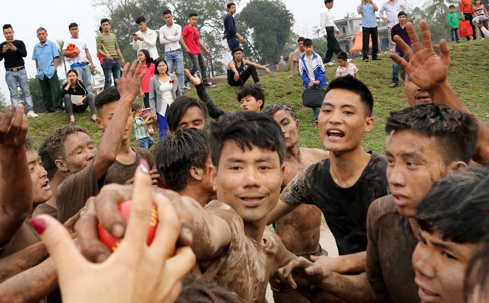 Màn cướp Phết tại lễ hội. (Ảnh: Trung Kiên/TTXVN)