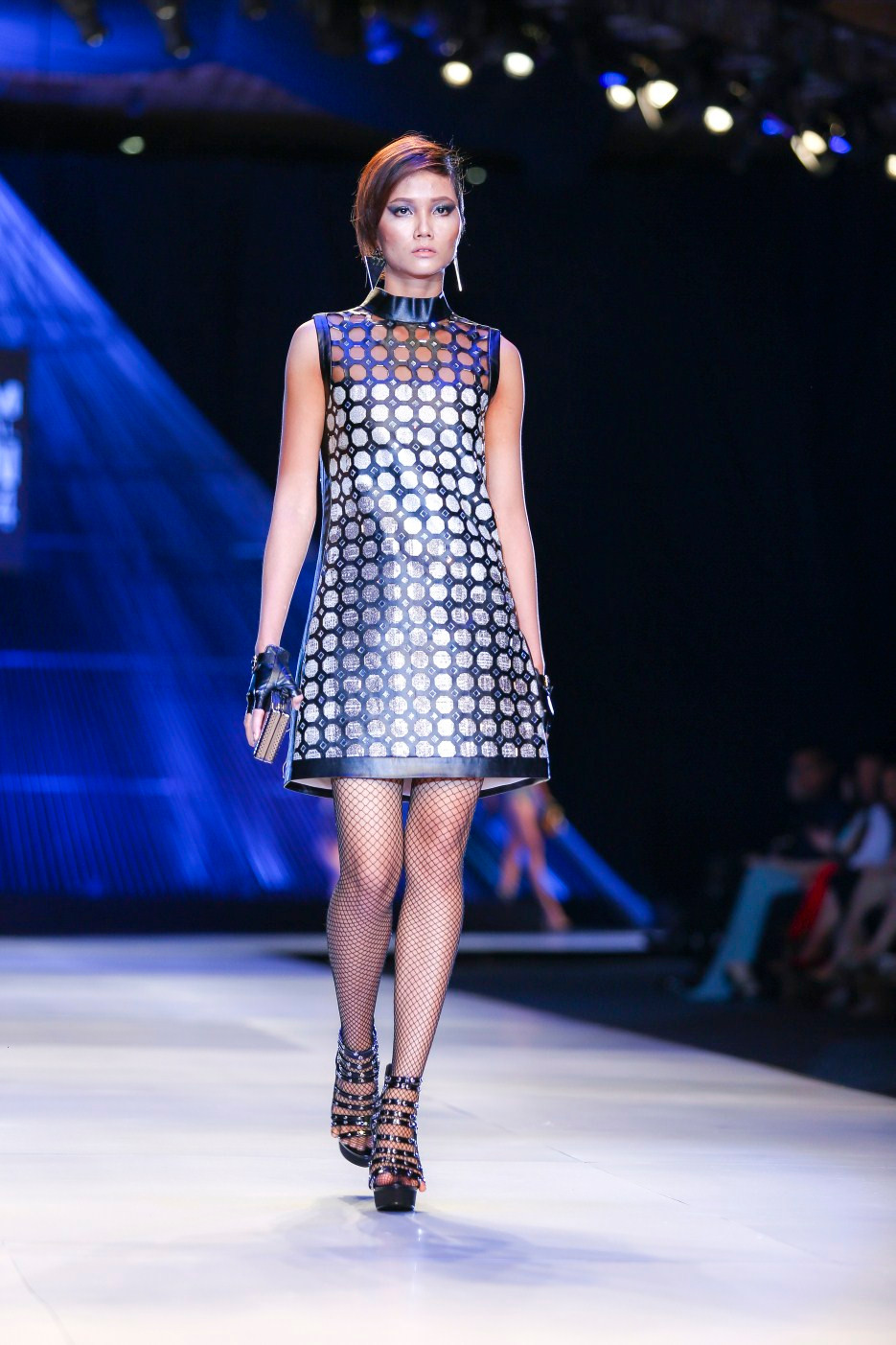 Hình ảnh những toà cao ốc lung linh ánh đèn được nhà thiết kế chuyển thành họa tiết đen trắng in trên vải. (Ảnh: BTC)