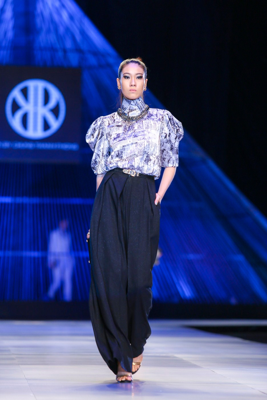 Đến hoạ tiết in đen trắng, xám đậm, đen cho những trang phục ngắn, đơn giản.(Ảnh: BTC)