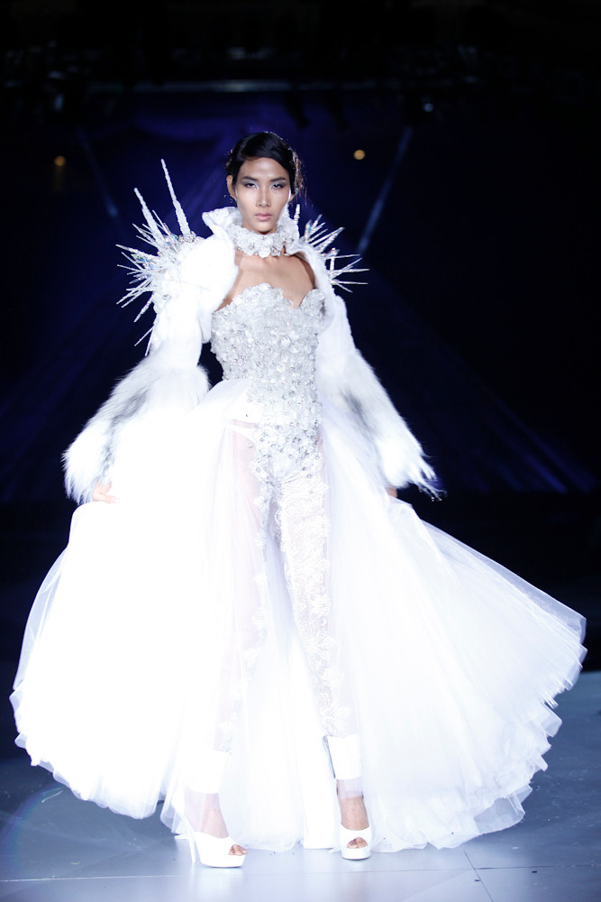 Với phần tà được thiết kế bằng chất liệu lông, voan, đính sequin đầy công phu. (Ảnh: BTC) 
