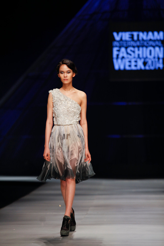 Với điểm nhấn từ những viên pha lê, đá đính vào nhau. (Ảnh: BTC)