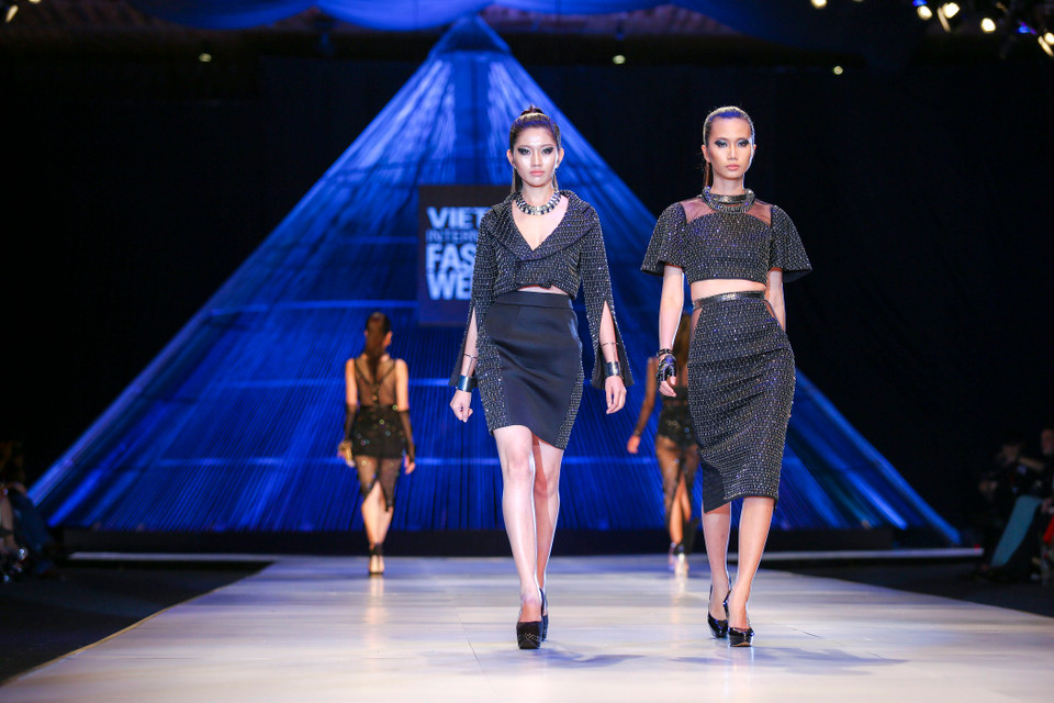 Nhà thiết kế cũng khai thác thêm những thiết kế crop top tôn vinh vòng eo gợi cảm người phụ nữ. (Ảnh: BTC)