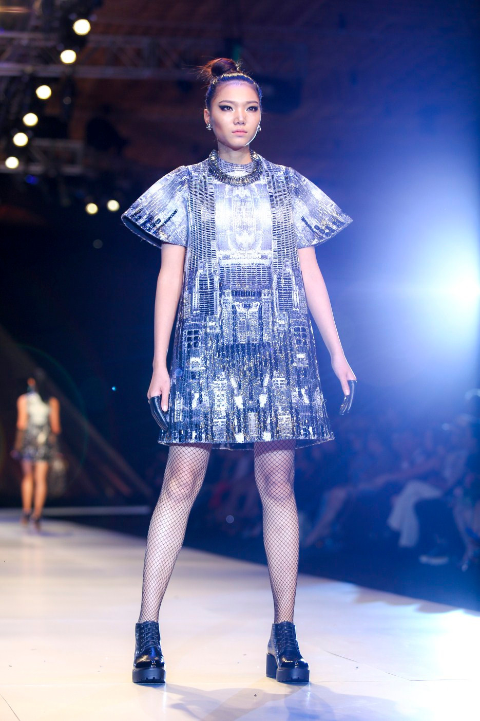 Chi tiết kim loại ánh đồng và bạc như vòng tay, găng tay, giày và trang sức được kết hợp khéo léo... (Ảnh: BTC)