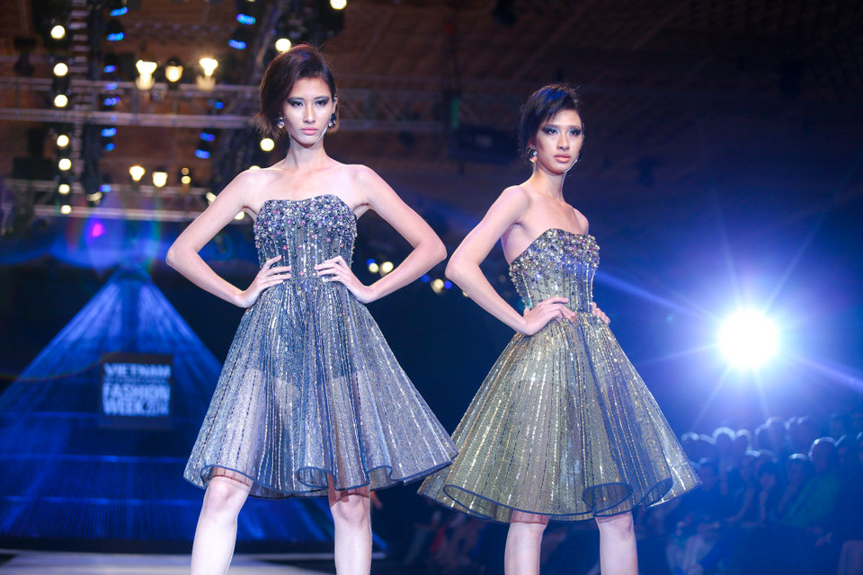 Kỹ thuật đính kết hạt cườm trong suốt được khai thác triệt để cho những thiết kế đầm dạ hội. (Ảnh: BTC)