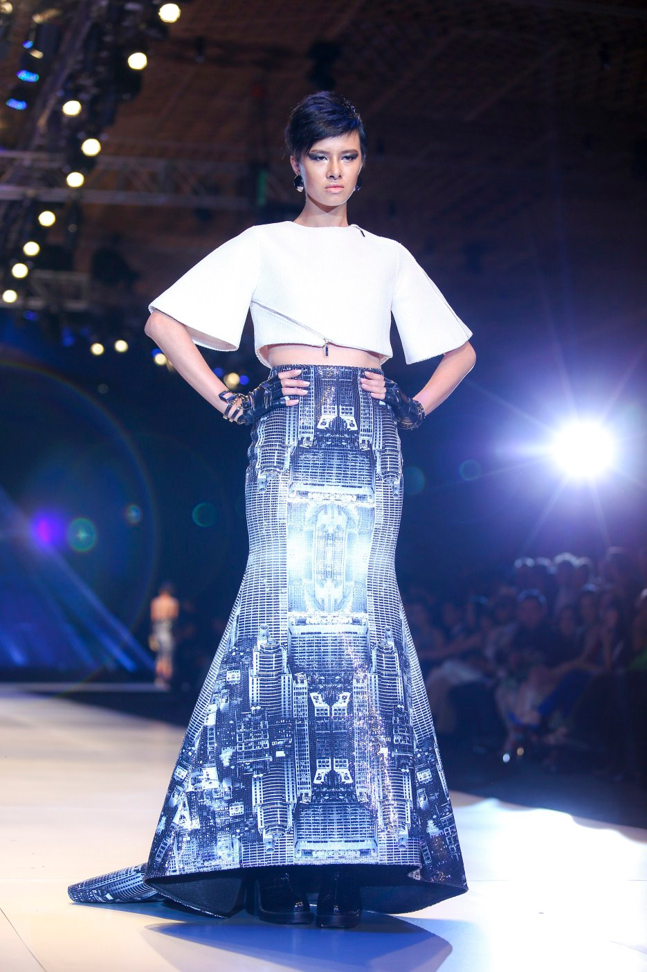 Nhằm tôn lên ý tưởng chủ đạo của bộ sưu tập về những cô gái kiêu kỳ, sang trọng và sành sỏi. (Ảnh: BTC)