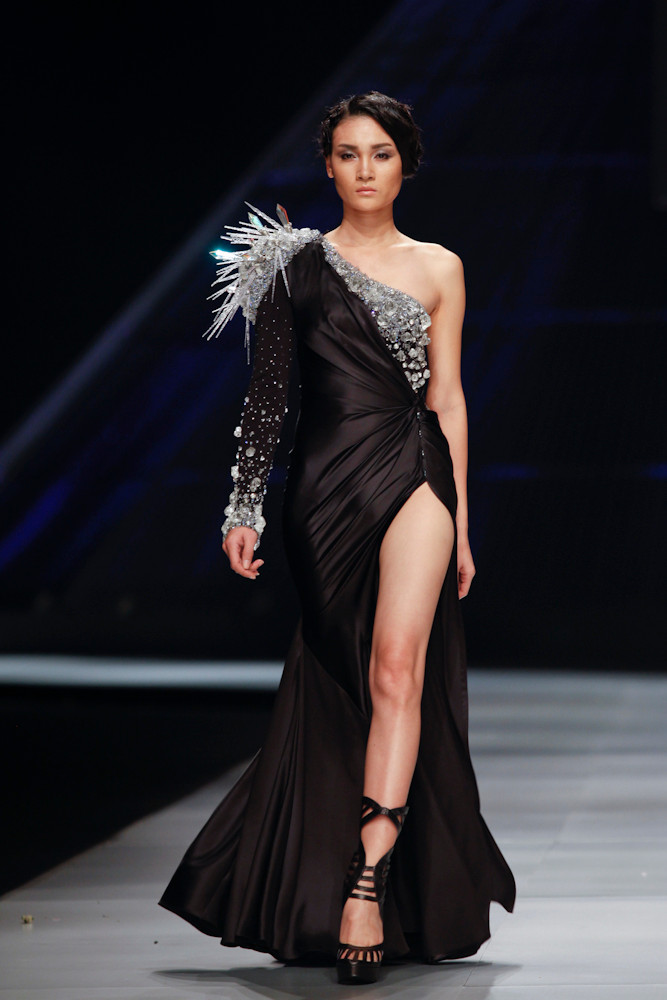 Những bộ cánh đính sequin nổi bật trên nền đen đầy thu hút, được đính kết đá trên phần vai... (Ảnh: BTC)