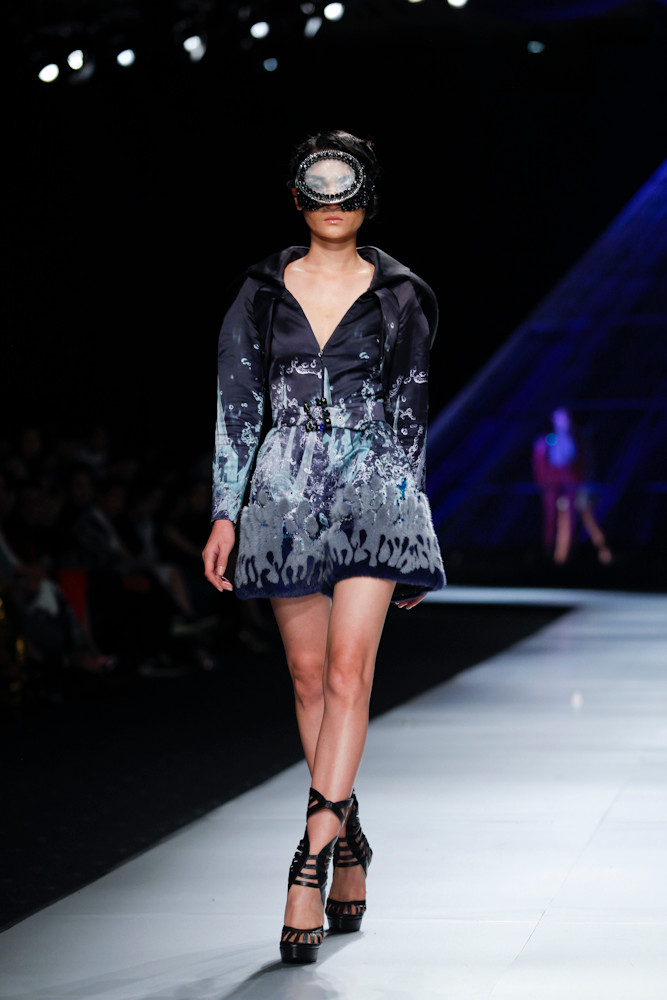 Các chất liệu lông, da… được lồng ghép vào nhau... (Ảnh: BTC)