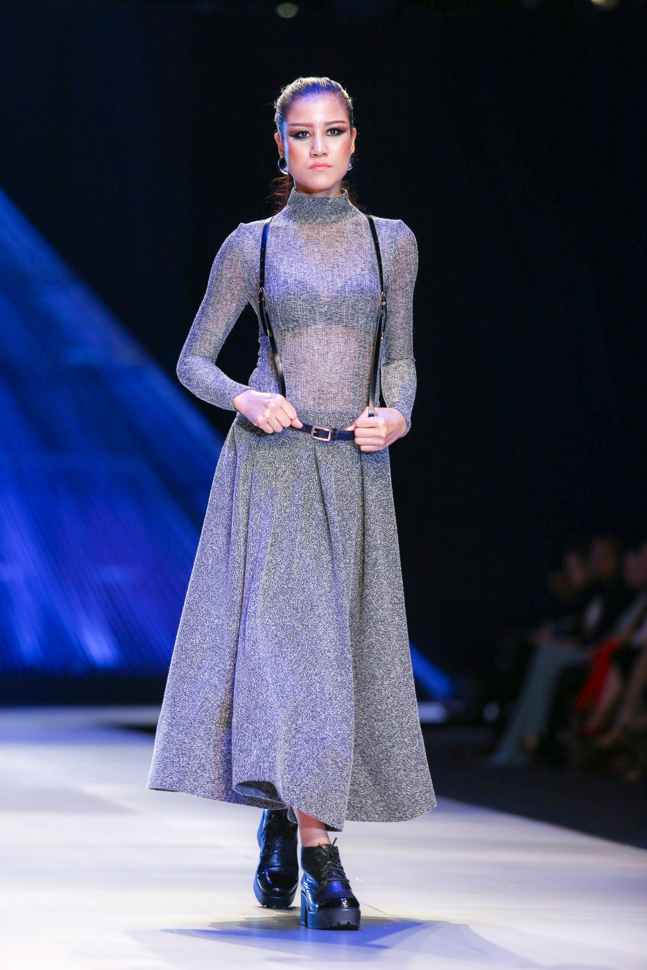 Ở một số thiết kế đơn giản như đầm bút chì hay váy chữ A, chất liệu được chần và kết kim tuyến để tạo hiệu ứng thị giác lấp lánh. (Ảnh: BTC)