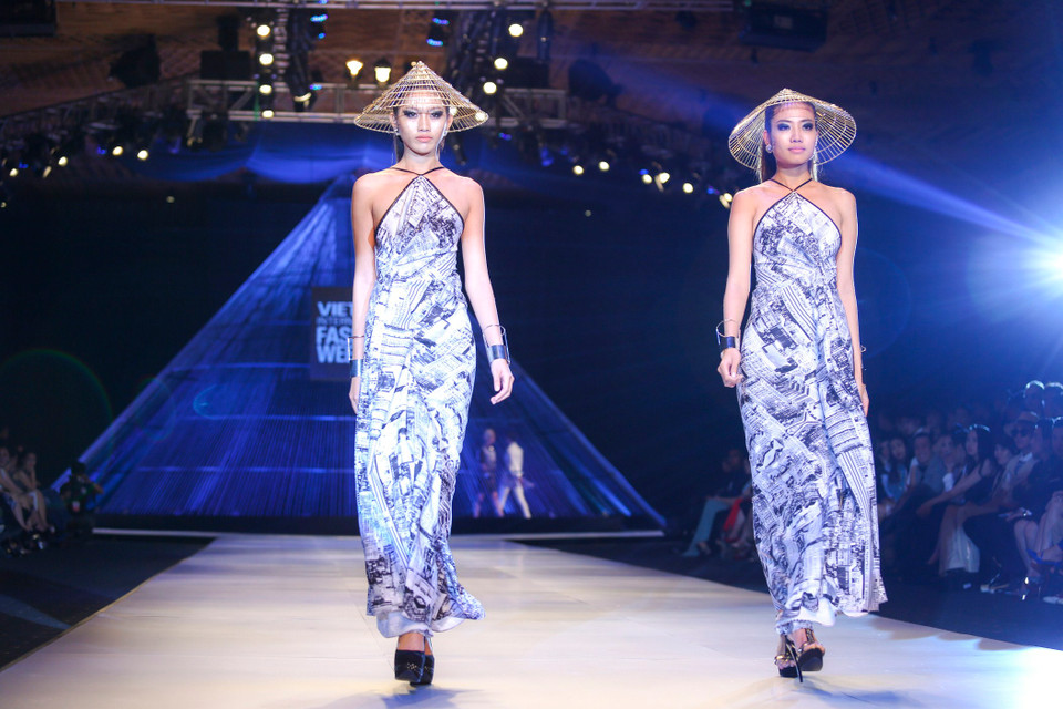 Những chiếc cổ yếm gợi cảm khoe trọn bờ vai thon phái đẹp. (Ảnh: BTC)