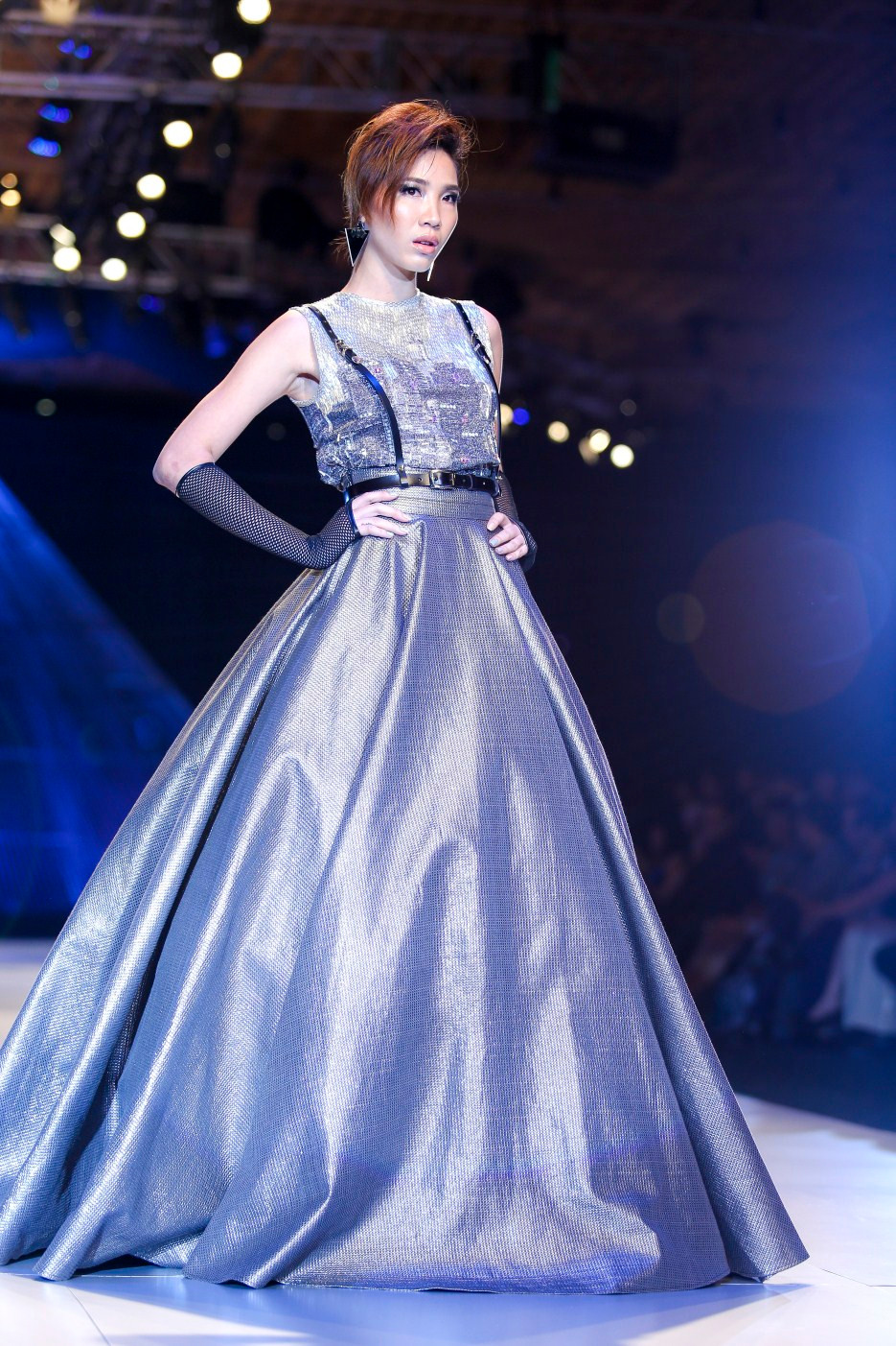 Phom dáng chủ đạo vẫn là những kiểu đầm dạ hội dài. (Ảnh: BTC)