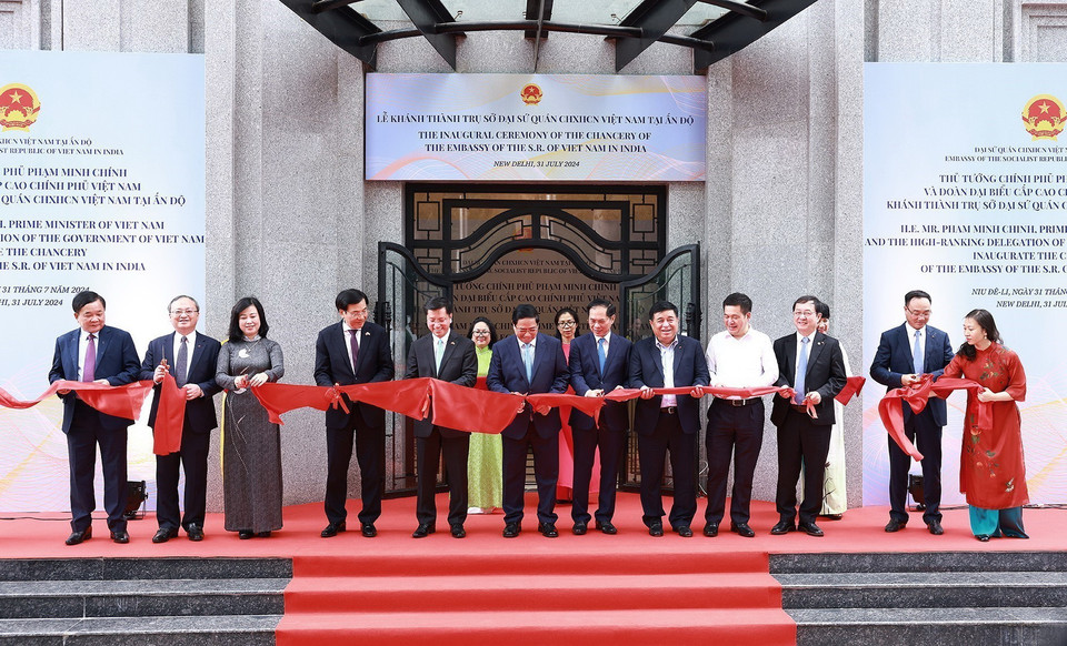 Thủ tướng Phạm Minh Chính và các đại biểu cắt băng khánh thành Trụ sở Đại sứ quán Việt Nam tại Thủ đô New Delhi, Ấn Độ. (Ảnh: Dương Giang/TTXVN)