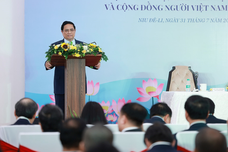 Thủ tướng Phạm Minh Chính phát biểu tại buổi gặp gỡ cán bộ, nhân viên Đại sứ quán và cộng đồng người Việt Nam tại Ấn Độ. (Ảnh: Dương Giang/TTXVN)