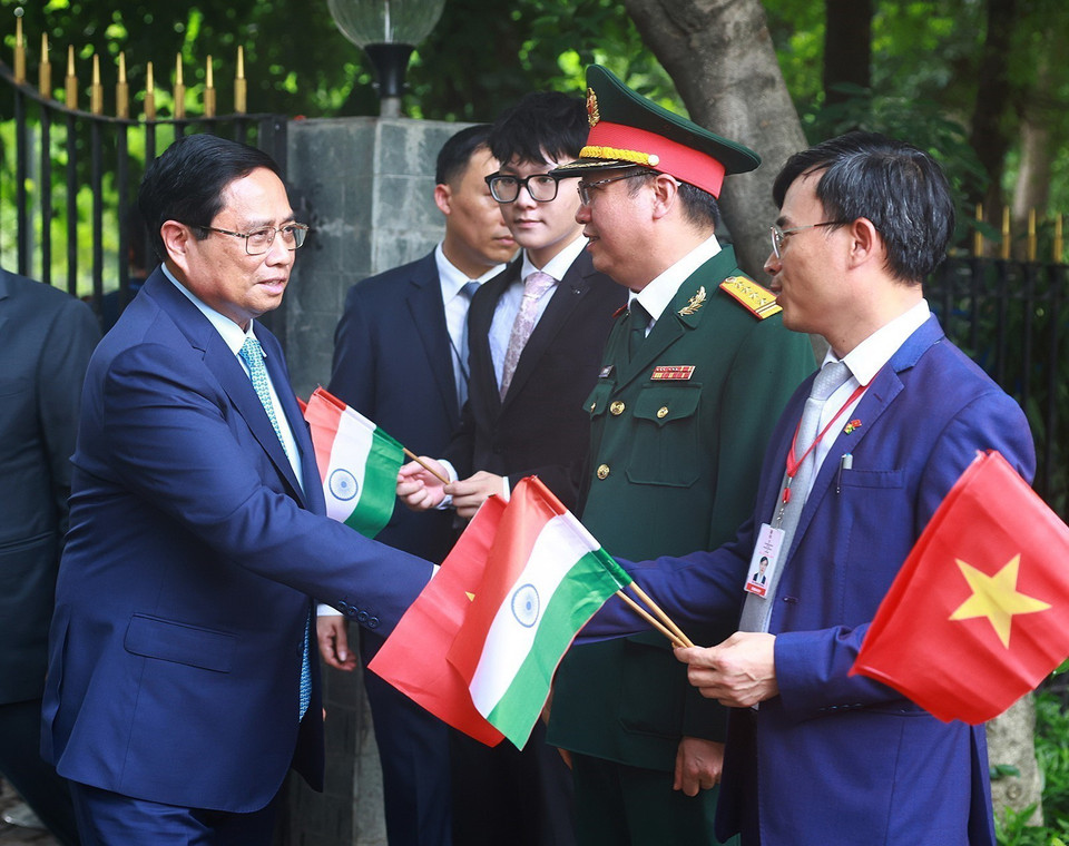 Thủ tướng Phạm Minh Chính với cán bộ, nhân viên Đại sứ quán và cộng đồng người Việt Nam tại Ấn Độ. (Ảnh: Dương Giang/TTXVN)