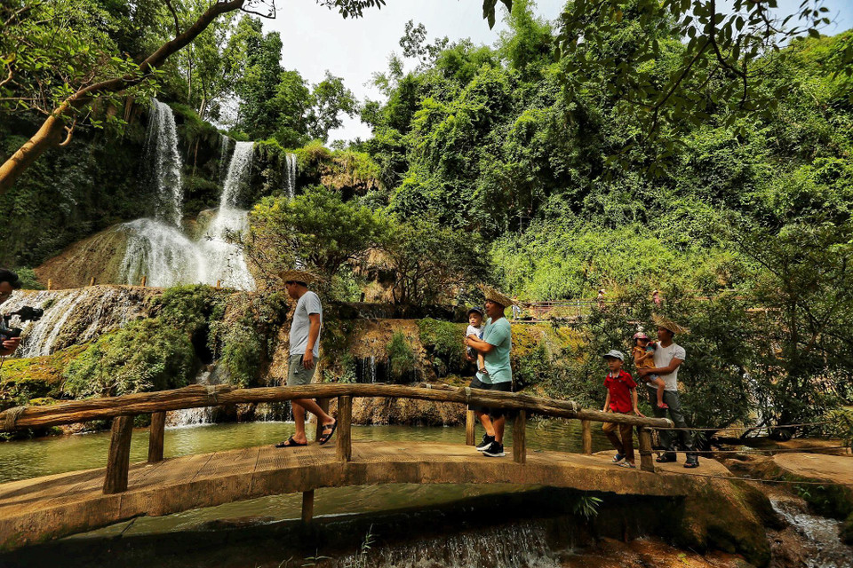 Thác Dải Yếm nằm trên dòng suối Vặt, khởi nguồn từ hai khe nước Bó Co Lắm và Bó Ta Cháu ở bản Vặt – một bản của người Thái có lịch sử lâu đời. (Ảnh: Nam Nguyễn/Vietnam+)