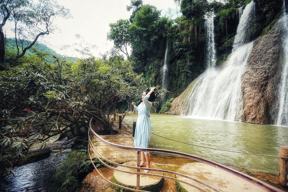 Thác Dải Yếm là nơi được nhiều du khách đến tạo dáng 'check-in' ở Mộc Châu. (Ảnh: Nam Nguyễn/Vietnam+)