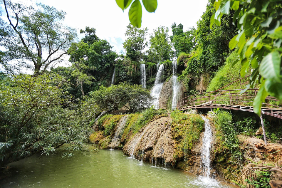 Theo truyền thuyết, thác là dải yếm của người con gái đã cứu chàng trai thoát khỏi dòng nước lũ. (Ảnh: Nam Nguyễn/Vietnam+)