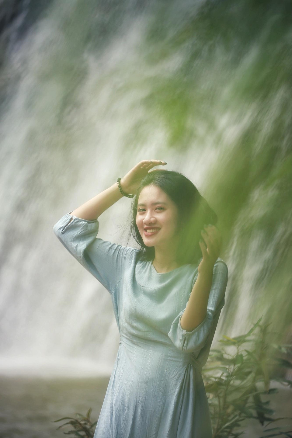 Du khách dưới dòng thác tung bọt trắng xóa. (Ảnh: Nam Nguyễn/Vietnam+)