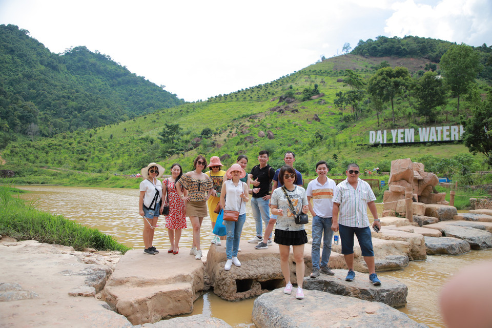 Khi hầu hết các quốc gia phải đóng cửa với du lịch để phòng chống dịch bệnh, người Việt Nam quay trở lại khám phá các điểm đến trong nước. (Ảnh: Nam Nguyễn/Vietnam+)