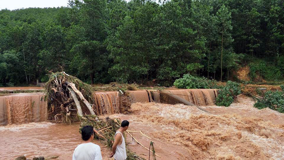 Mưa lũ khiến mực nước sông Ba Chẽ dâng cao. (Ảnh: Văn Đức/TTXVN)