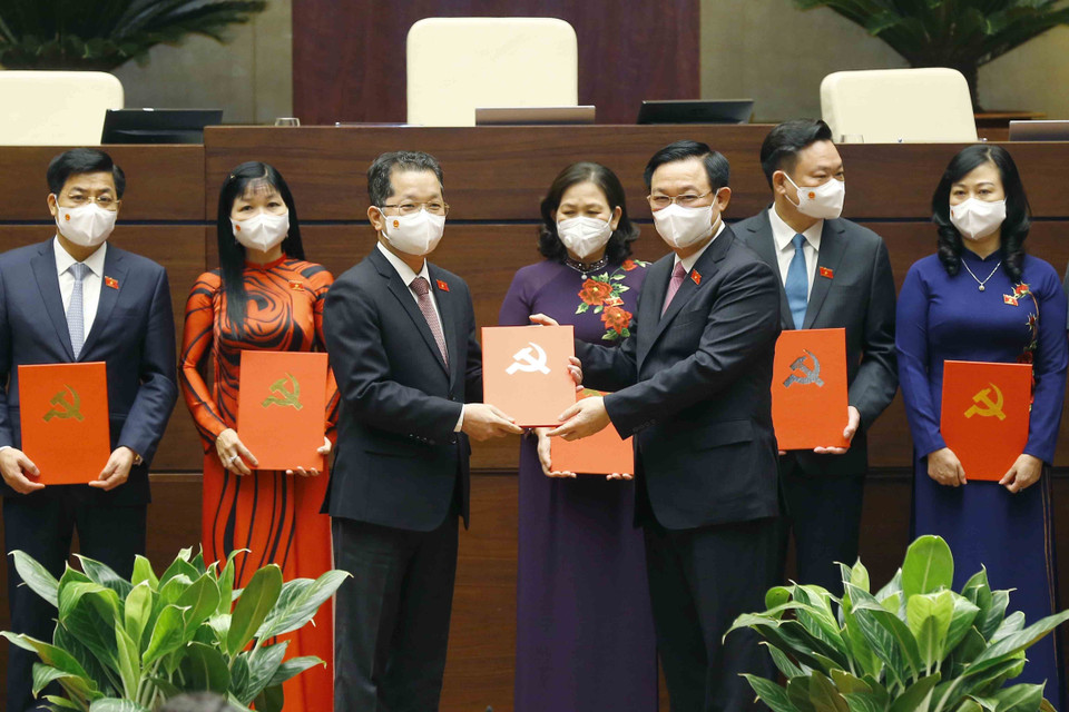 Chủ tịch Quốc hội Vương Đình Huệ trao Quyết định Tổ trưởng Tổ đảng Đoàn đại biểu Quốc hội; Nghị quyết phê chuẩn kết quả bầu Trưởng Đoàn đại biểu Quốc hội các tỉnh, thành phố. (Ảnh: Doãn Tấn/TTXVN)