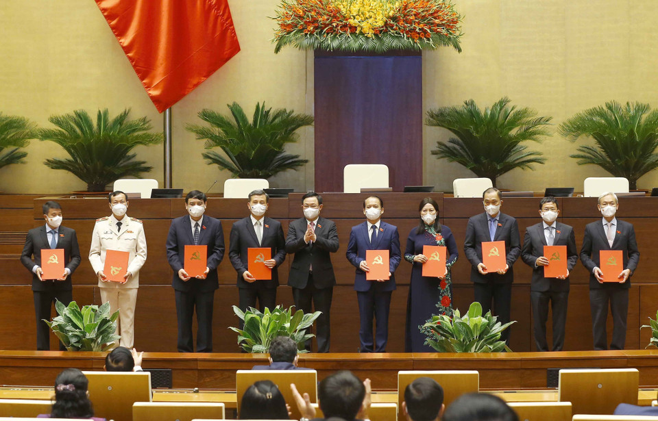 Chủ tịch Quốc hội Vương Đình Huệ trao Quyết định về việc thành lập Tổ đảng và chỉ định Tổ trưởng Tổ Đảng ở Thường trực Hội đồng Dân tộc, các Ủy ban của Quốc hội. (Ảnh: Doãn Tấn/TTXVN)