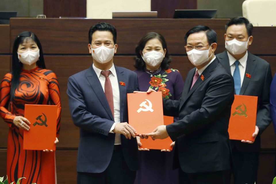 Chủ tịch Quốc hội Vương Đình Huệ trao Quyết định Tổ trưởng Tổ đảng Đoàn đại biểu Quốc hội; Nghị quyết phê chuẩn kết quả bầu Trưởng Đoàn đại biểu Quốc hội tỉnh Hà Giang. (Ảnh: Doãn Tấn/TTXVN)