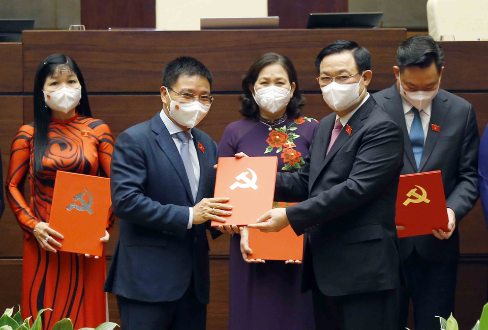 Chủ tịch Quốc hội Vương Đình Huệ trao Quyết định Tổ trưởng Tổ đảng Đoàn đại biểu Quốc hội; Nghị quyết phê chuẩn kết quả bầu Trưởng Đoàn đại biểu Quốc hội các tỉnh, thành phố. (Ảnh: Doãn Tấn/TTXVN)