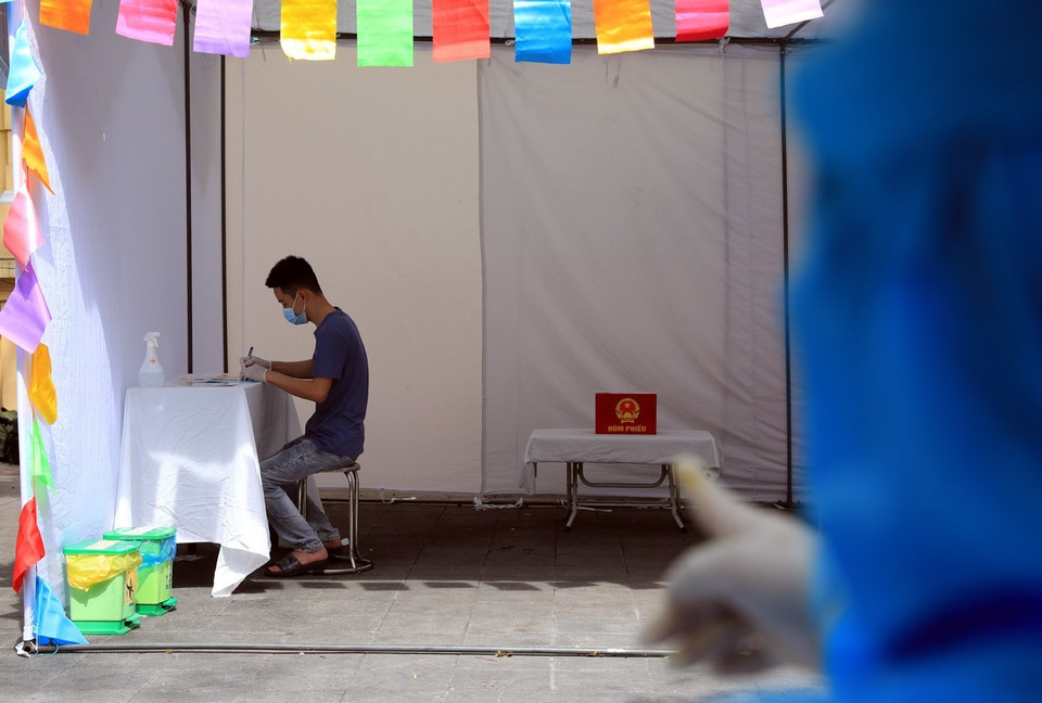 Các trường hợp nghi nhiễm COVID-19 sẽ được bỏ phiếu tại khu cách ly riêng tại điểm bỏ phiếu. (Ảnh: Phan Tuấn Anh/TTXVN)