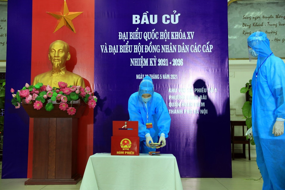 Kiểm phiếu tại hòm phiếu phụ dành cho các trường hợp nghi nhiễm COVID-19. (Ảnh: Phan Tuấn Anh/TTXVN)