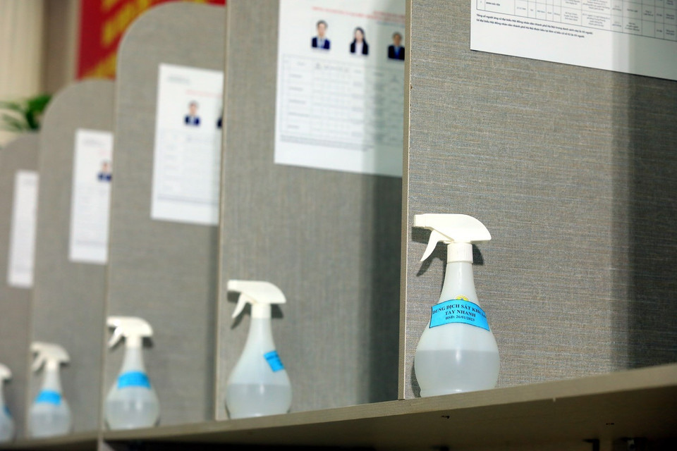 Dung dịch sát khuẩn được chuẩn bị tại các điểm bỏ phiếu. (Ảnh: Phan Tuấn Anh/TTXVN)