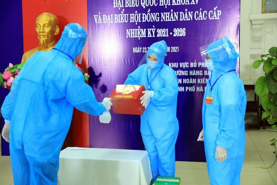 Sát khuẩn hòm phiếu phụ dành cho các trường hợp nghi nhiễm COVID-19. (Ảnh: Phan Tuấn Anh/TTXVN)