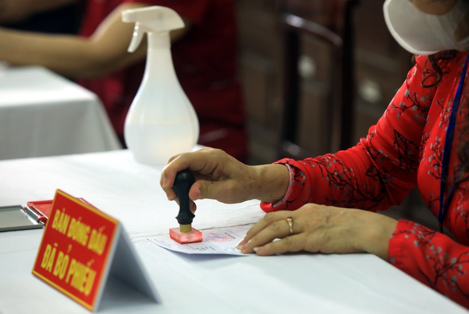 Đóng dấu xác nhận cử tri đã đi bầu cử. (Ảnh: Phan Tuấn Anh/TTXVN)
