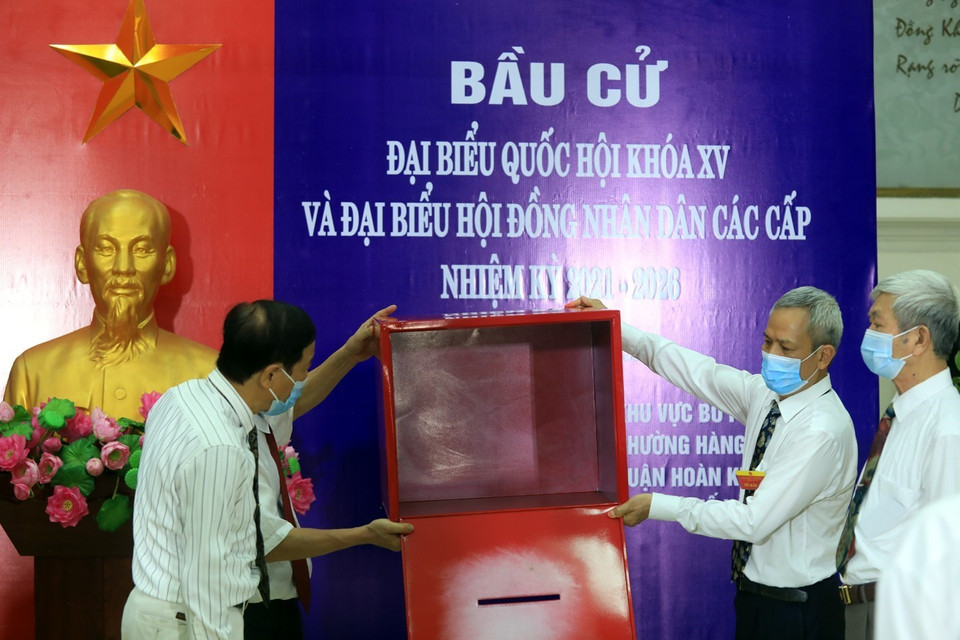 Công tác kiểm tra hòm phiếu. (Ảnh: Phan Tuấn Anh/TTXVN)