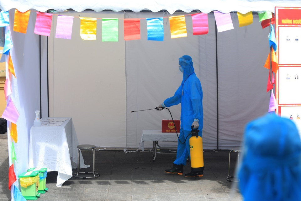Phun khử khuẩn tại khu cách ly riêng dành cho các trường hợp nghi nhiễm COVID-19 tại điểm bỏ phiếu. (Ảnh: Phan Tuấn Anh/TTXVN)