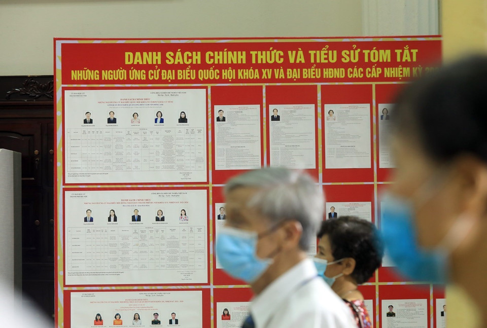 Danh sách các ứng cử được niêm yết tại các điểm bầu cử. (Ảnh: Phan Tuấn Anh/TTXVN)