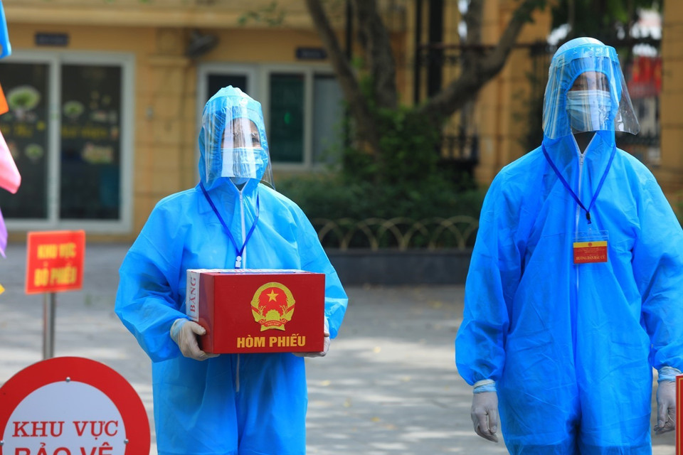 Hòm phiếu phụ dành cho các trường hợp nghi nhiễm COVID-19. (Ảnh: Phan Tuấn Anh/TTXVN)