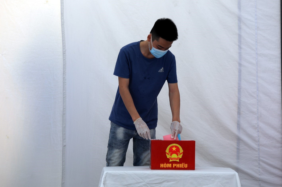 Các trường hợp nghi nhiễm COVID-19 sẽ được bỏ phiếu tại khu cách ly riêng tại điểm bỏ phiếu. (Ảnh: Phan Tuấn Anh/TTXVN)
