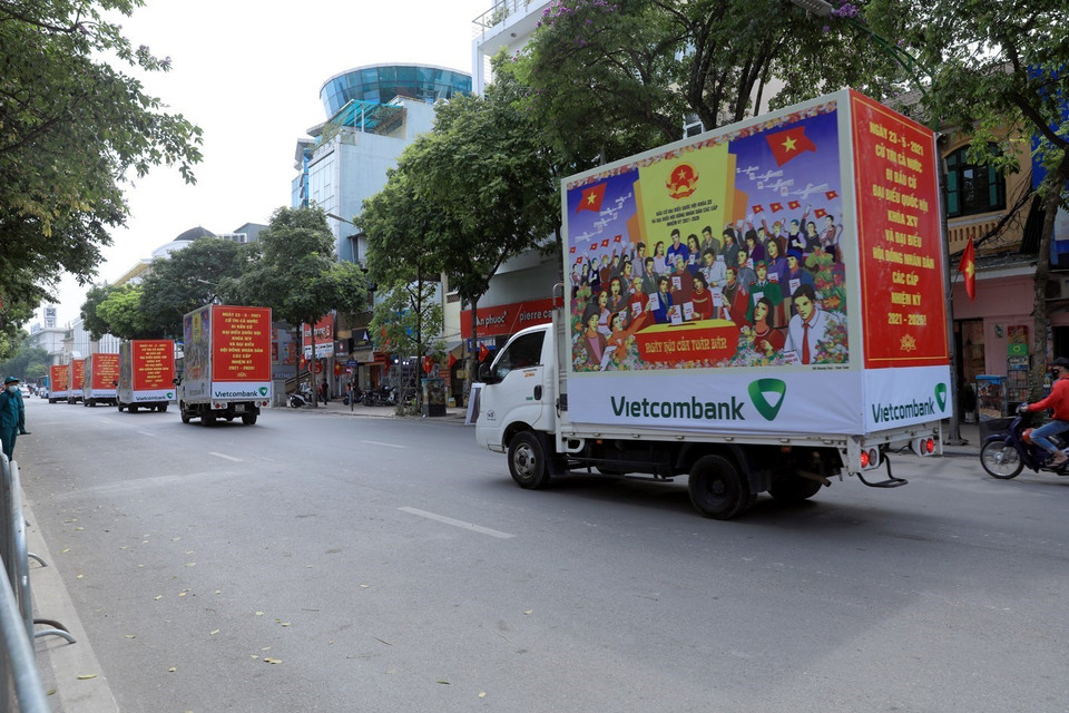 Các xe cổ động tuyên truyền ngày bầu cử tại quận Hoàn Kiếm.(Ảnh: Phan Tuấn Anh/TTXVN)