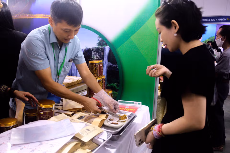 Khách tham quan được thử trực tiếp sản phẩm. (Ảnh: Nhật Lam/Vietnam+)