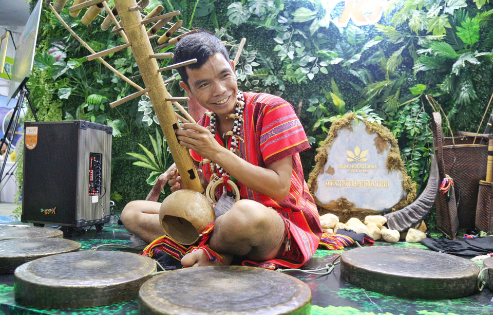 Nét văn hóa đàn Goong đặc sắc của gian hàng Kom Tum tại hội chợ. (Ảnh: Nhật Lam/Vietnam+)