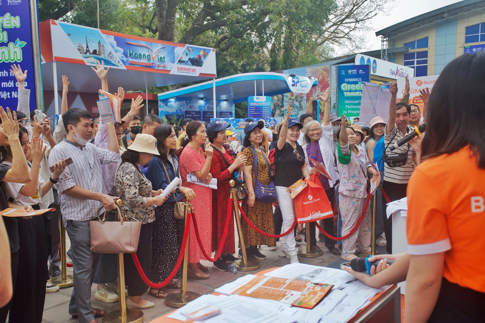 Không gian hội chợ thu hút đông đảo người dân tới tham quan, tìm hiểu thông tin, mua sắm và tham gia các trò chơi may mắn. (Ảnh: Nhật Lam/Vietnam+)