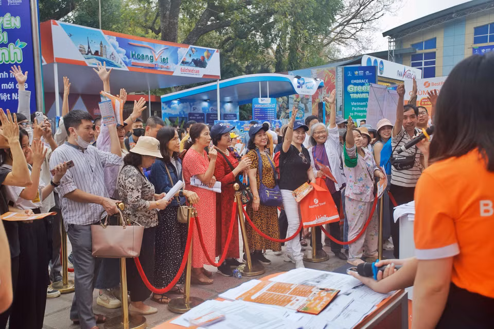 Không gian hội chợ thu hút đông đảo người dân tới tham quan, tìm hiểu thông tin, mua sắm và tham gia các trò chơi may mắn. (Ảnh: Nhật Lam/Vietnam+)