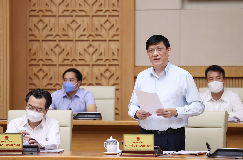 Bộ trưởng Bộ Y tế Nguyễn Thanh Long báo cáo kết quả phòng, chống dịch COVID-19. (Ảnh: Dương Giang/TTXVN)