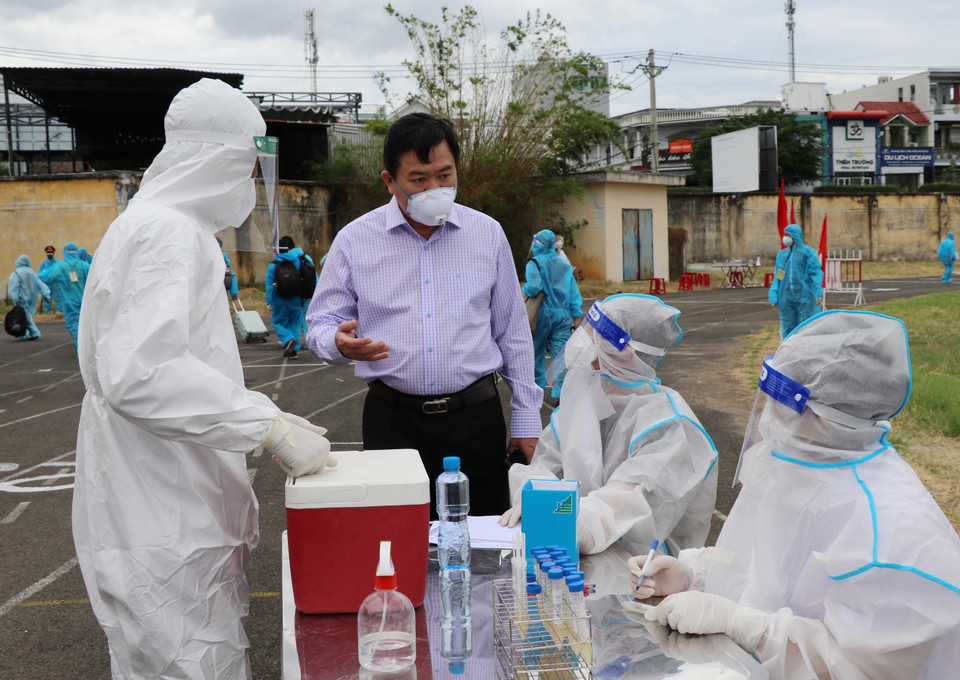 Ông Trần Hữu Thế, Chủ tịch Ủy ban Nhân dân tỉnh Phú Yên thăm hỏi, động viên đội ngũ lấy mẫu thành phố Tuy Hòa. (Ảnh: Phạm Cường/TTXVN)