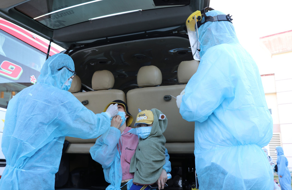 Nhân viên Trung tâm y tế thành phố Tuy Hòa lấy mẫu cho công dân Phú Yên từ các tỉnh phía Nam về Phú Yên. (Ảnh: Phạm Cường/TTXVN)