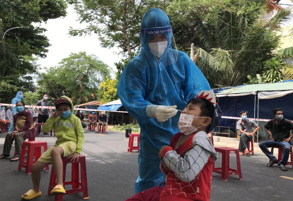 Lấy mẫu cho trẻ em phường 3, thành phố Tuy Hòa. (Ảnh: Phạm Cường/TTXVN)