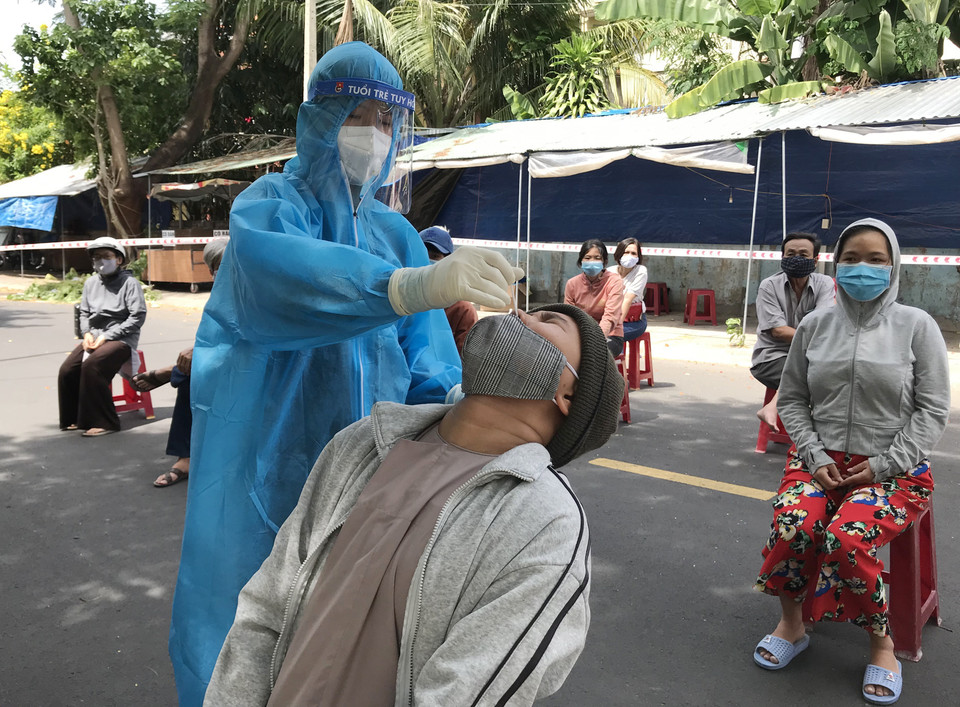 Lấy mẫu cho người dân phường 3, thành phố Tuy Hòa. (Ảnh: Phạm Cường/TTXVN)