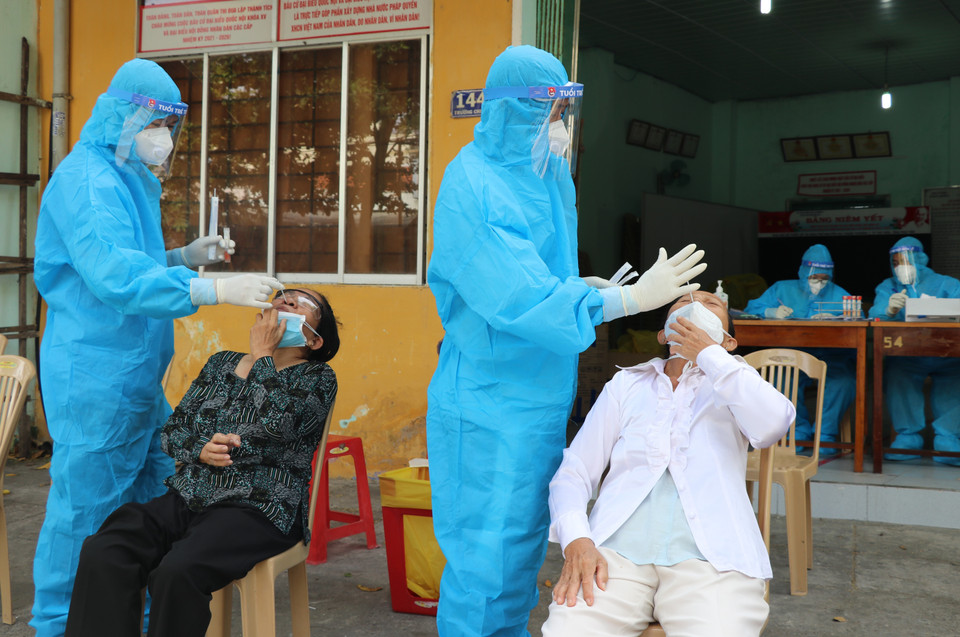 Lấy mẫu cho người dân khu phố Nguyễn Du, phường 6, thành phố Tuy Hòa. (Ảnh: Phạm Cường/TTXVN)