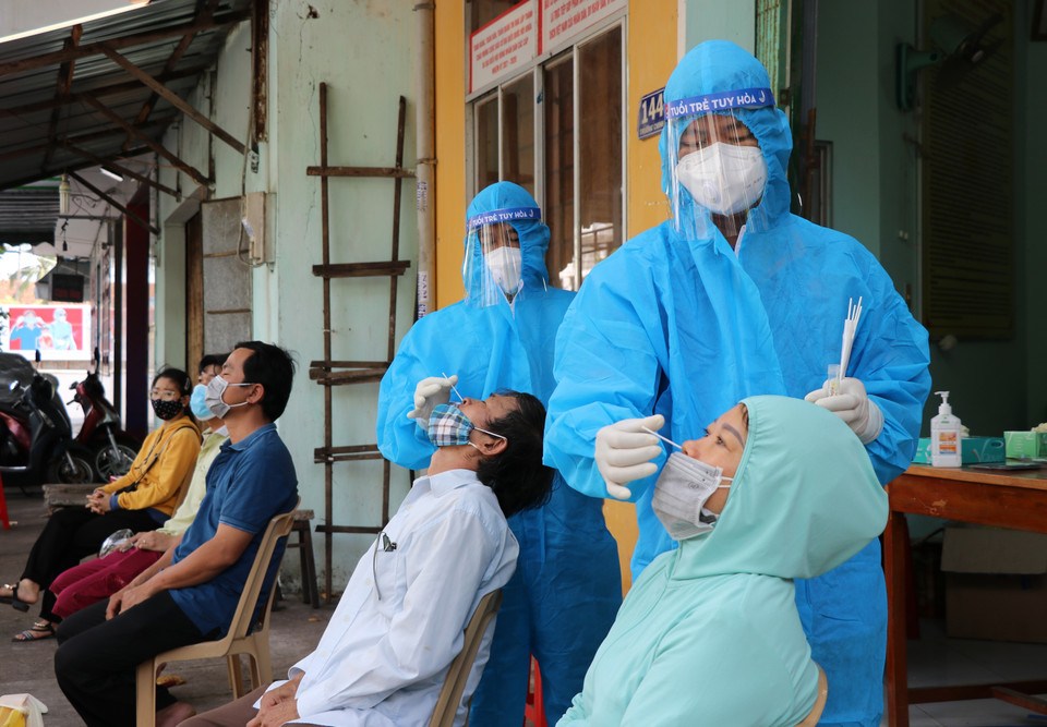 Tuy Hòa đặt mục tiêu lấy mẫu xét nghiệm COVID-19 đạt 7.000 mẫu/ngày. (Ảnh: Phạm Cường/TTXVN)