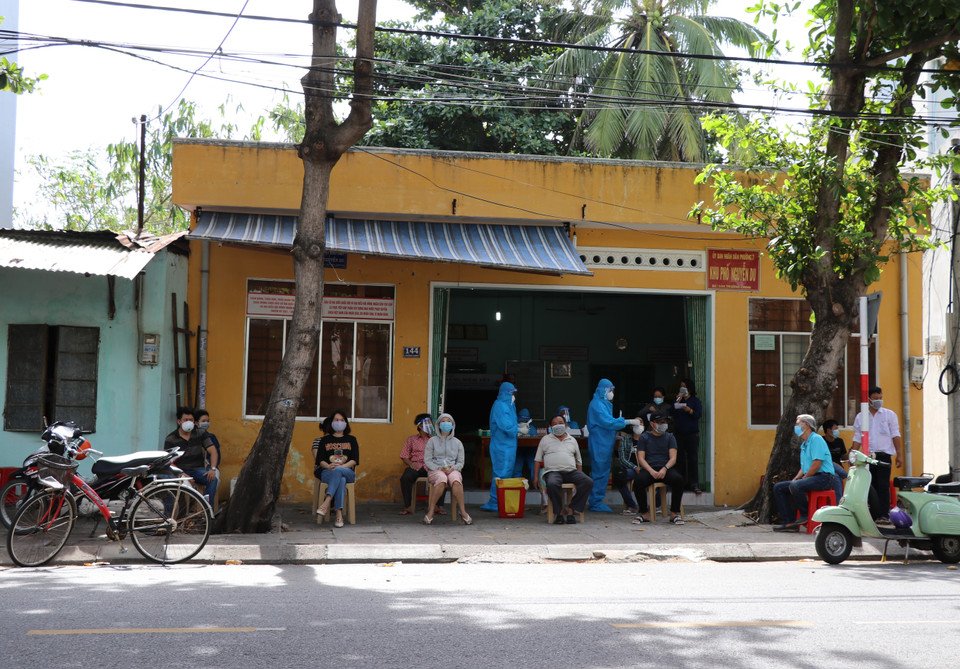 Người dân khu phố Nguyễn Du, phường 6, thành phố Tuy Hòa chờ lấy mẫu. (Ảnh: Phạm Cường/TTXVN)